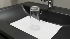 Waarom leggen sommige mensen een vel papier en een glas in de gootsteen voordat ze voor langere tijd van huis gaan?