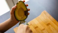 Waarom wordt avocado zo snel bruin en is het veilig om die zo te eten?