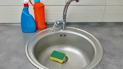 Je gebruikt al die tijd een spons verkeerd: 5 fouten die iedereen maakt